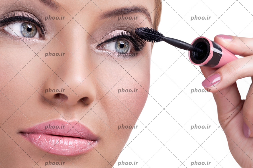 عکس مدل زن آرایش کرده درحال ریمل زدن در زمینه سفید
