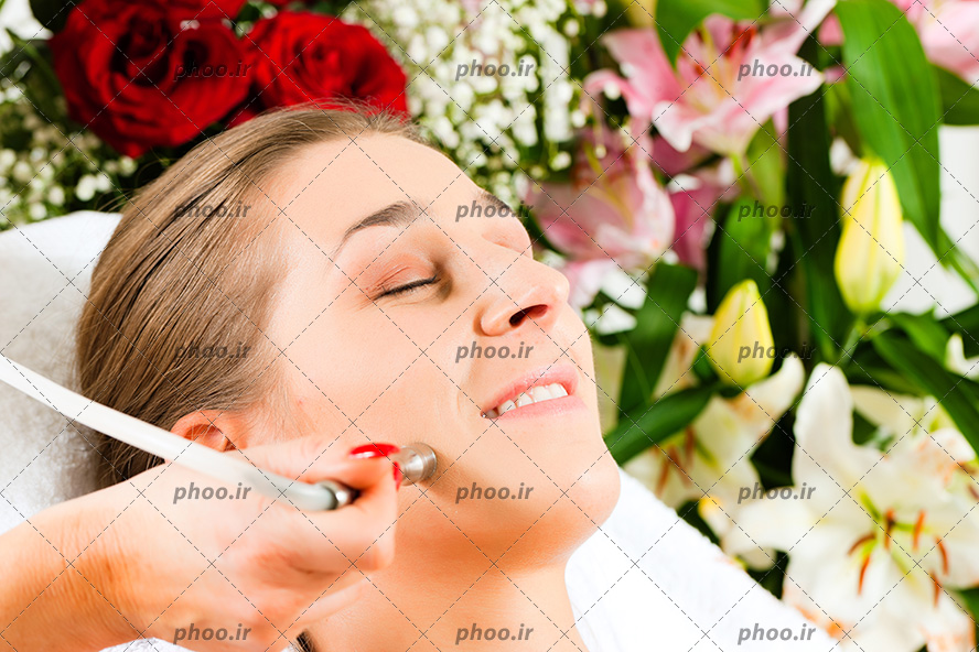 عکس زن با چشمان بسته درحال پاکسازی صورت