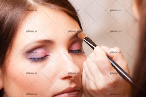 عکس مدل زن در حال آرایش و میکاپ شدن