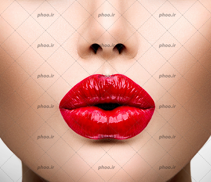 عکس لب های رژ قرمز زده و غنچه