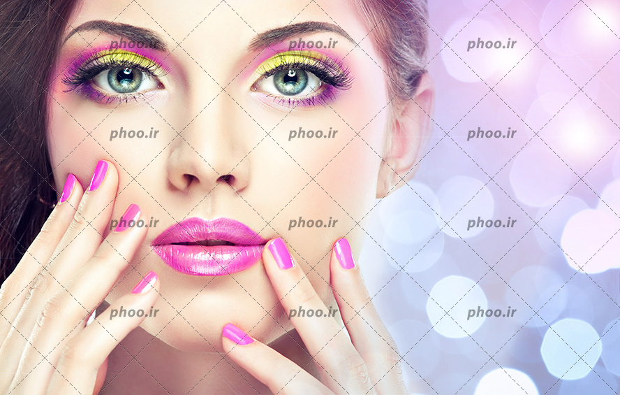 عکس مدل زن آرایش غلیظ کرده در زمینه محو و درخشان