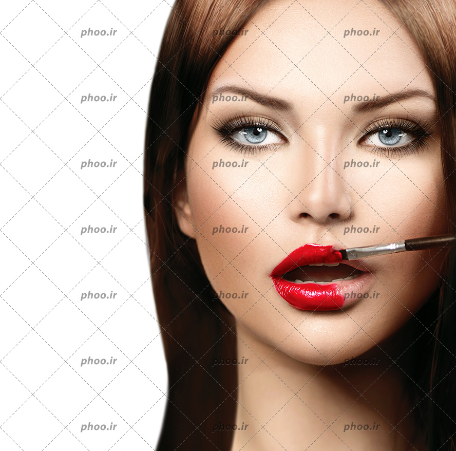 عکس مدل زن درحال میکاپ و آرایش غلیظ کردن در زمینه سفید