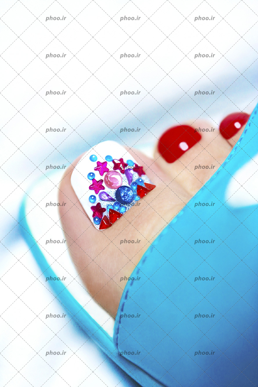 عکس ناخن های پا نگین کار شده با تم سفید و آبی