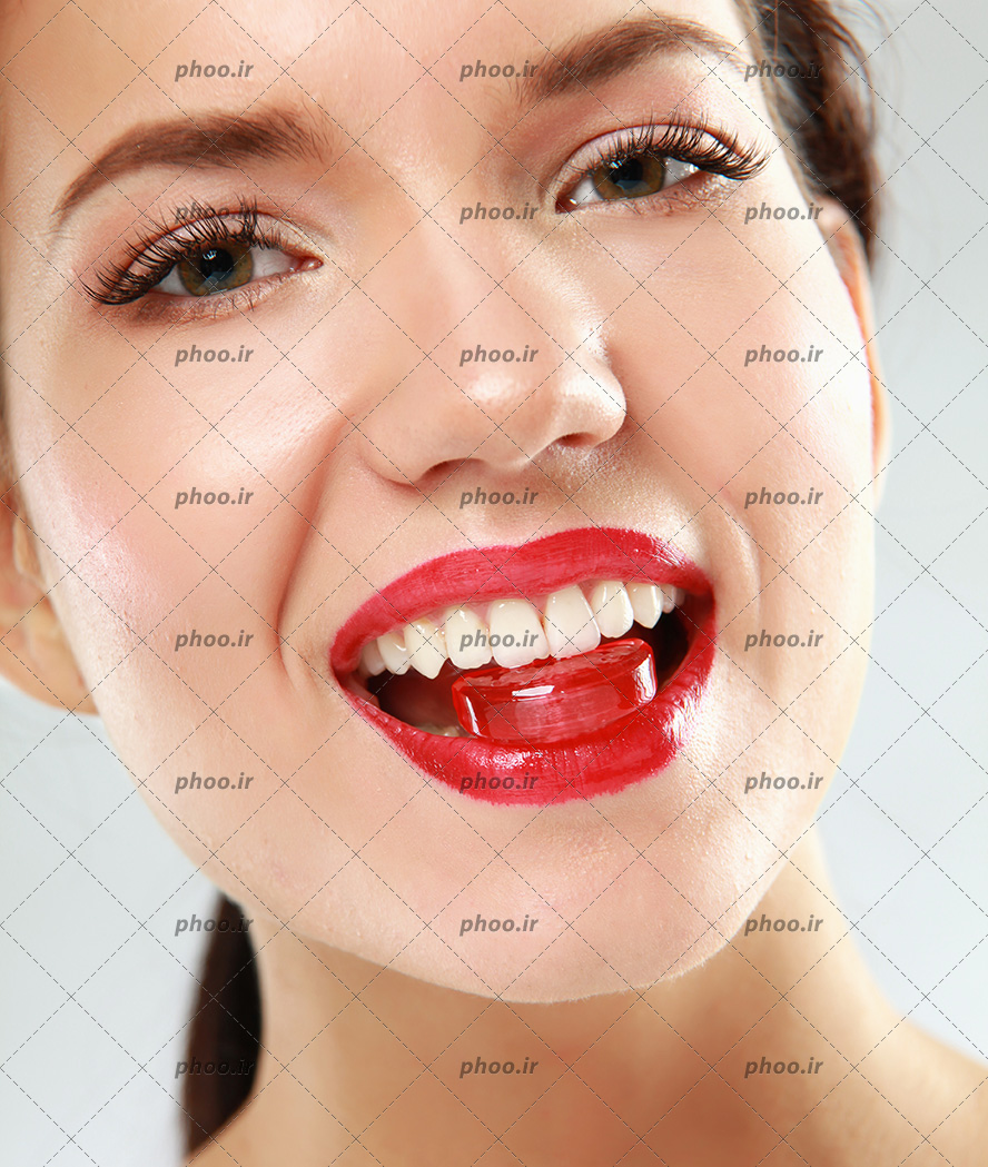 عکس مدل زن رژ قرمز زده و شکلات قرمز در دهان