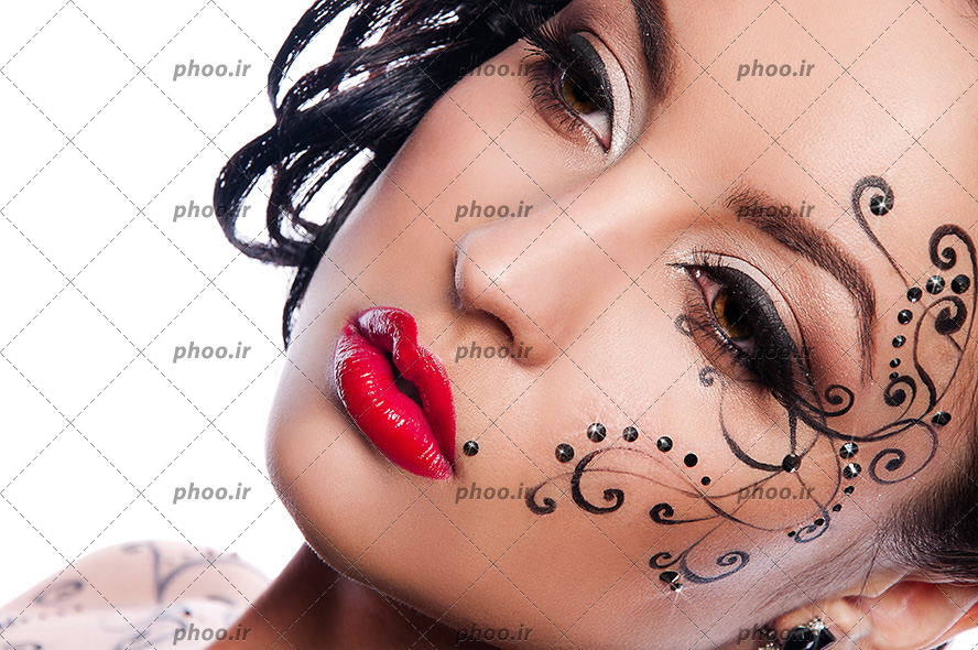 عکس مدل زن آرایش غلیظ کرده با موهای مشکی در زمینه سفید