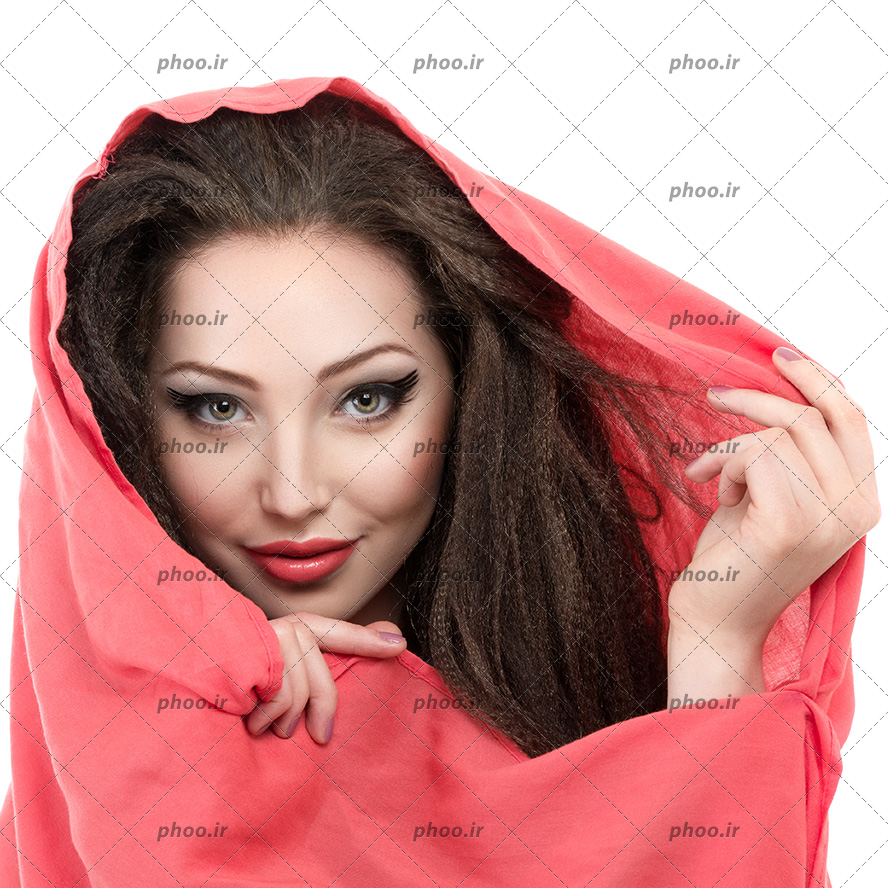 عکس مدل زن آرایش کرده با موهای فر و پارچه صورتی انداخته روی خودش