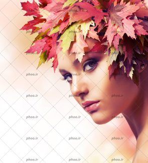 عکس مدل زن آرایش کرده با برگ های پاییزی روی سرش