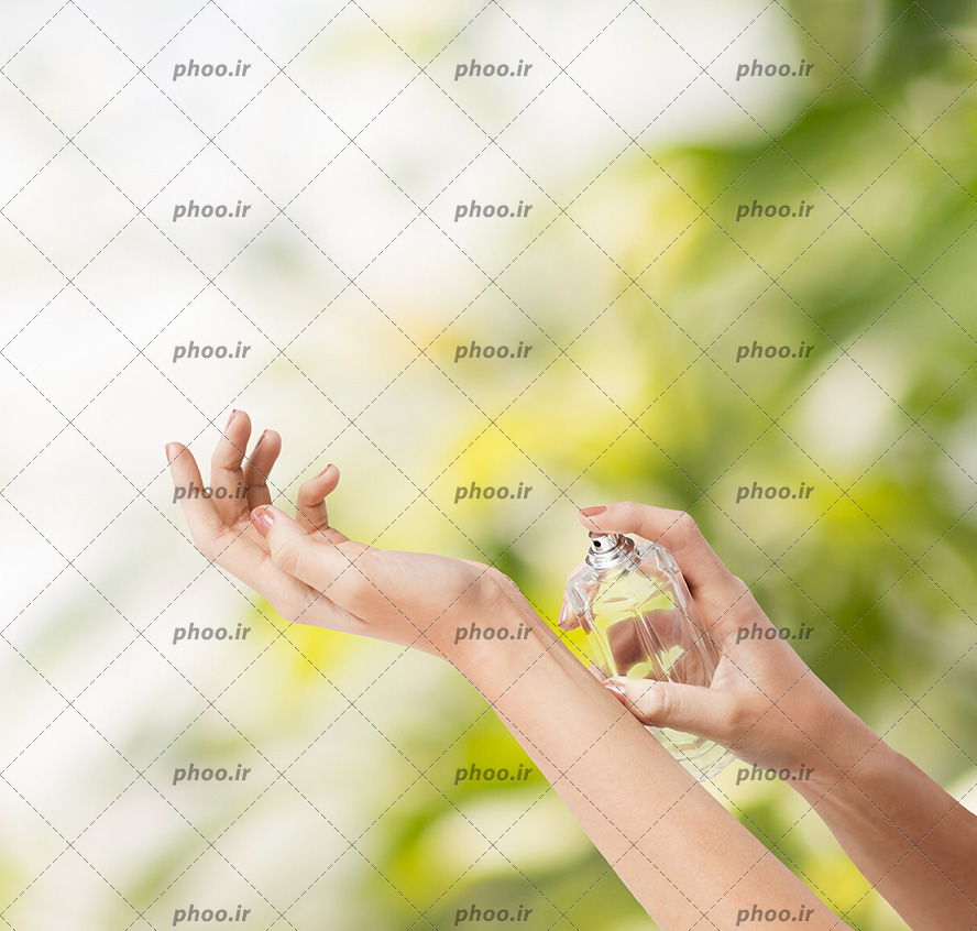 عکس دست زن درحال عطر زدن به مچش