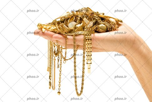 عکس جواهرات طلا در دست انسان در پس زمینه سفید
