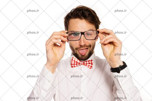 عکس با کیفیت مرد با یک عینک ذره بینی
