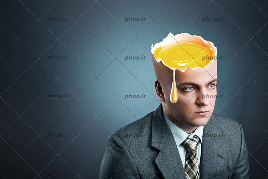 عکس با کیفیت تاجر غمگین با سر تخم مرغ در پس زمینه خاکستری