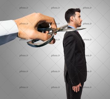 عکس با کیفیت دست بزرگ با یک قیچی در حال بریدن سر یک مرد با لباس رسمی
