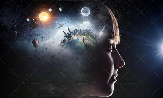 عکس دختر بچه در حال تصویر سازی از رویا های خود برای سفر در فضا