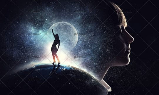 عکس دختر بچه در حال تصویر سازی رویایی از خود در فضا روی کره زمین در مقابل ماه