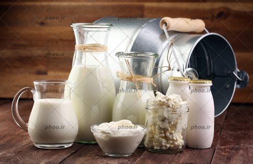 عکس لبنیات مقوی در پس زمینه چوبی