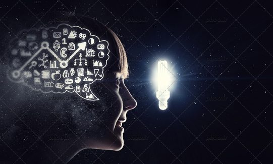 عکس دختر بچه در حال نگاه کردن به لامپ روشن و ایده هایی در ذهن در پس زمینه مشکی