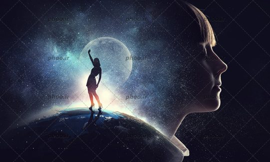 عکس دختر بچه در حال تصویر سازی رویایی از خود ایستاده در فضا روی کره زمین در مقابل ماه و ستاره های اطراف آن
