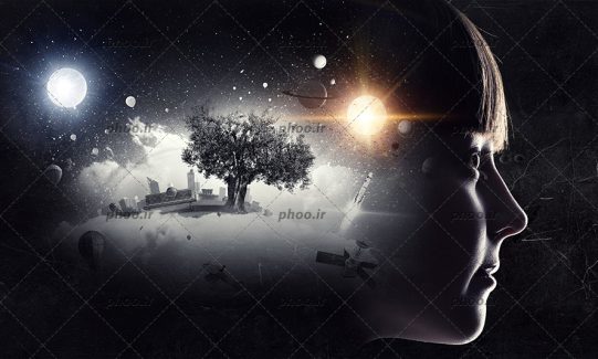 عکس دختر بچه در حال رویا پردازی از شهر فضایی و منظومه شمسی