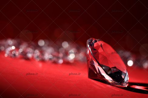 عکس الماس سفید در پس زمینه قرمز