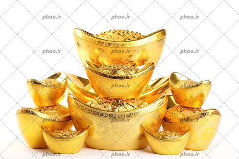 عکس شمش های طلای چینی چیده شده روی هم در پس زمینه سفید