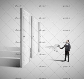 عکس مرد با یک کلید در دست در مقابل سه درب بسته در پس زمینه سفید
