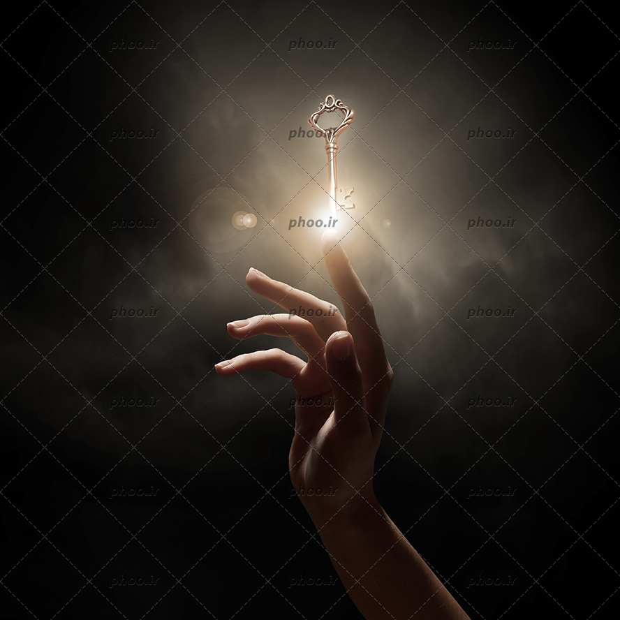 عکس دست زن در حال نزدیک شدن به یک کلید معلق در هوا در پس زمینه مشکی