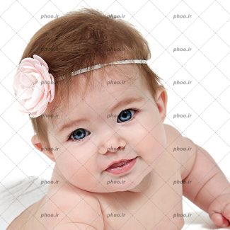 عکس کودک ناز با چشم های آبی و یک گل روی سر در پس زمینه سفید
