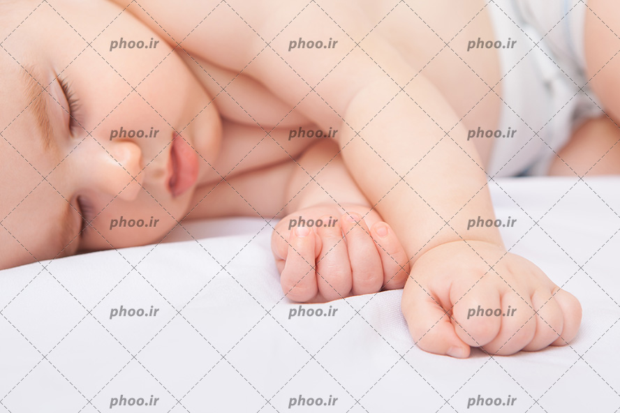 عکس کودک در خواب شیرین از نمای نزدیک