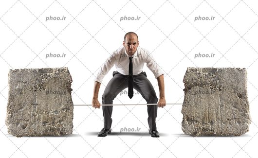عکس با کیفیت مرد تاجر ورزشکار در حال برداشتن وزنه های سنگی بزرگ