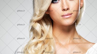 عکس با کیفیت خانم مد با موهای بلند سفید و آرایش روشن