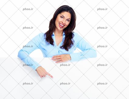 عکس خانم شاد با لباس آبی ایستاده پشت بنر سفید خالی در پس زمینه سفید
