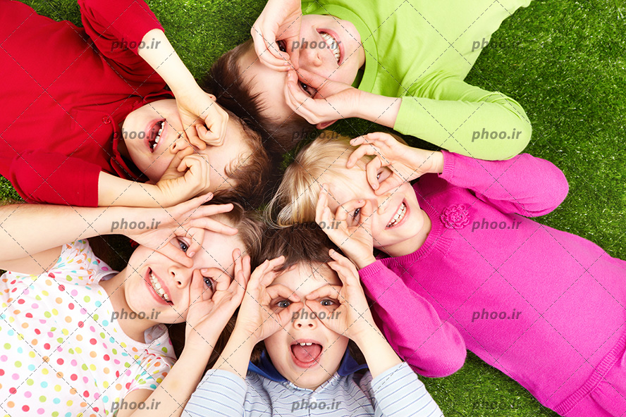 عکس با کیفیت گروهی از بچه های شاد در حال بازی در پارک