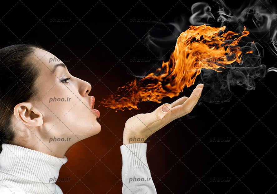 عکس یک زن که از دهان خود آتش میدمد در پس زمینه سیاه