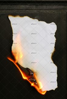 عکس یک کاغذ سفید در حال سوختن در پس زمینه مشکی