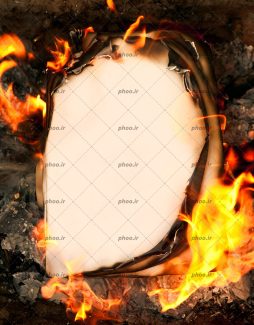 عکس کاغذ در حال سوختن و خاکستر شدن در آتش