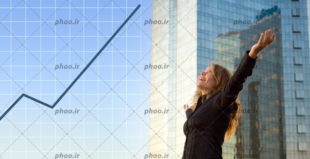 عکس با کیفیت خانم تاجر با آغوش باز در کنار یک نمودار در حال صعود در پس زمینه ساختمان های بلند