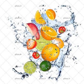 عکس با کیفیت میوه های مختلف تازه و برش خورده در میان آب در پس زمینه سفید
