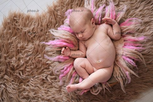 عکس نوزاد تازه متولد شده خواب روی پتو ی نرم پشمالو
