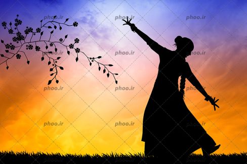 عکس سایه زن هندی درحال رقص و درخت هنگام غروب