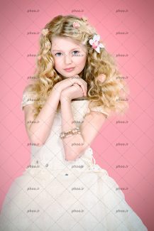 عکس با کیفیت دختر زیبا در پس زمینه صورتی