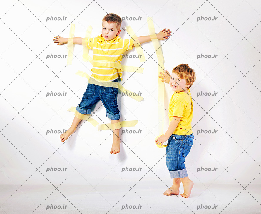 عکس با کیفیت دو پسر بچه شیطون در حال بازی