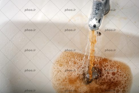 عکس شیر آب سینک خراب با آب آلوده