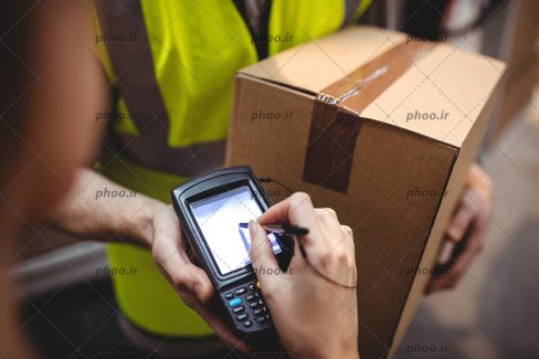 عکس مامور پست بسته در دست و امضا مشتری