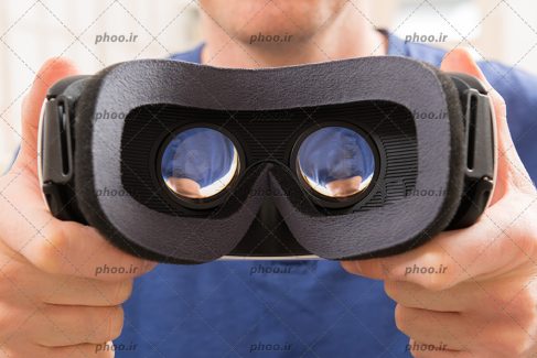 عکس عینک مخصوص با لنز ها در دستان مرد