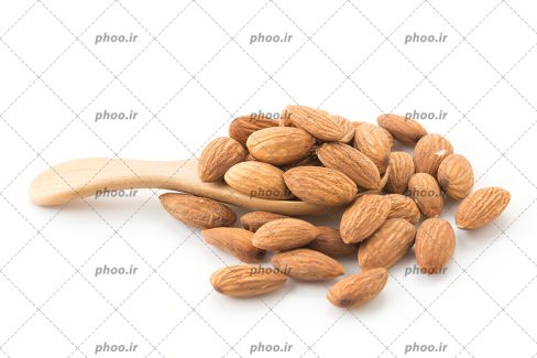عکس با کیفیت بادام درختی داخل قاشق چوبی در پس زمینه سفید