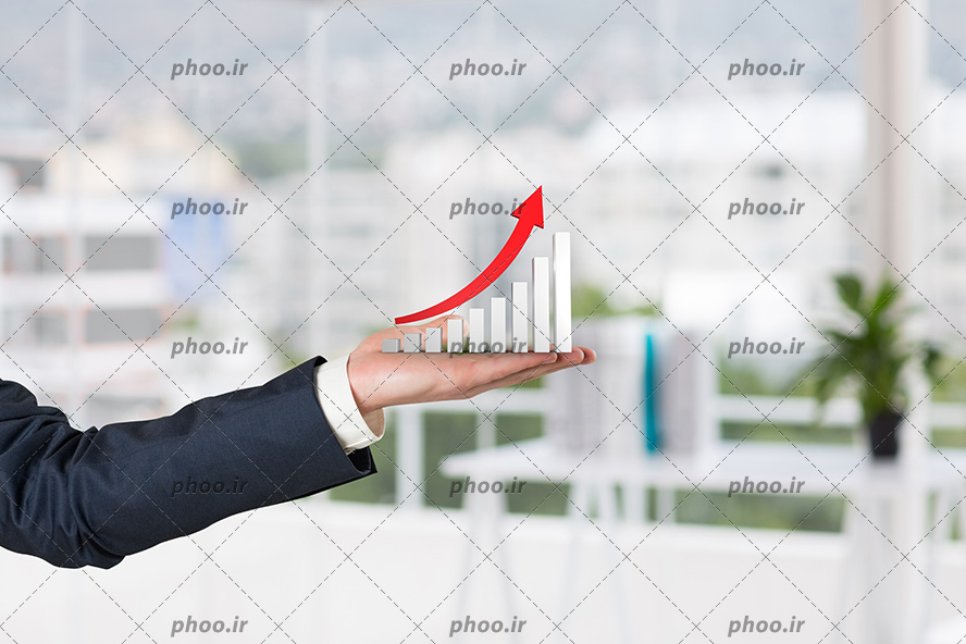 عکس با کیفیت نمودار سفید در دست مرد با کت شلوار ایستاده در اداره