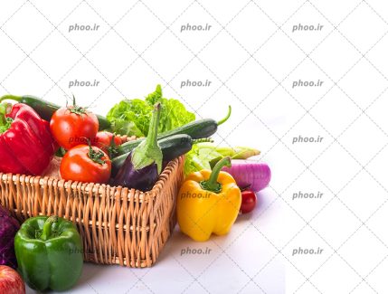 عکس با کیفیت فلفل دلمه ای ها در کنار سبد حصیری و گوچه و بادمجان و فلفل داخل سبد