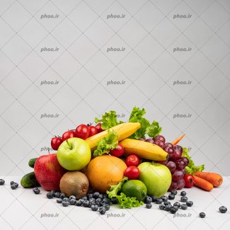 عکس با کیفیت انواع میوه و سبزی در کنار یکدیگر به شکل کوه در پس زمینه سفید