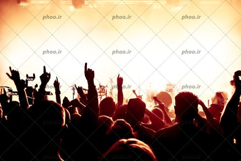 عکس با کیفیت استیج نورانی و مردم در حال خوشحالی و تشویق