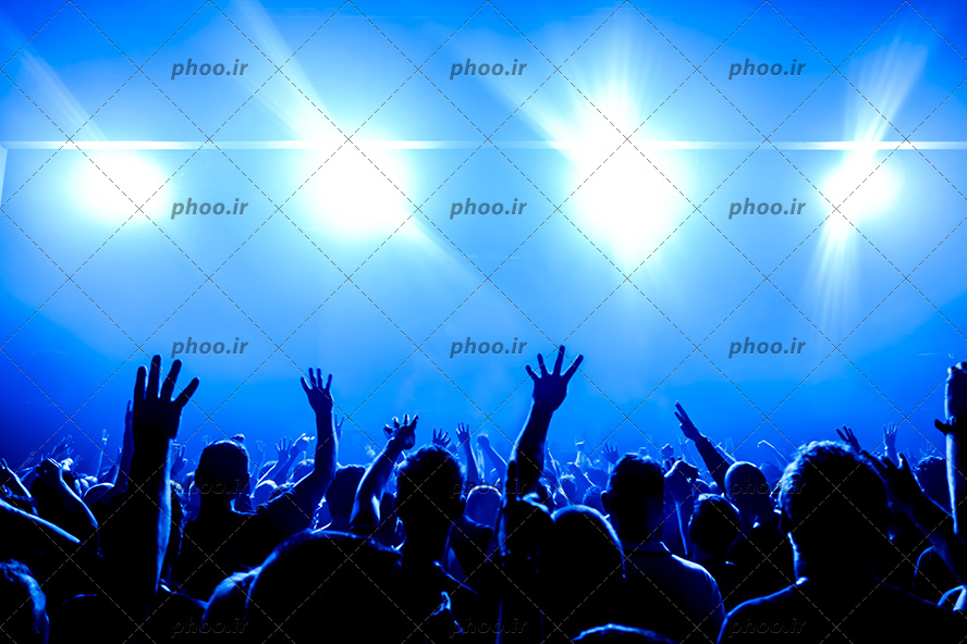 عکس با کیفیت کنسرت با رقص نور های آبی و مردم در حال رقصیدن و تشویق